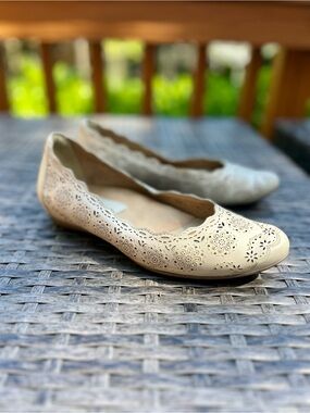 Earthies Cream Laser-Cut Floral Leather Flats with Lacy Scalloped Edges size 6.5